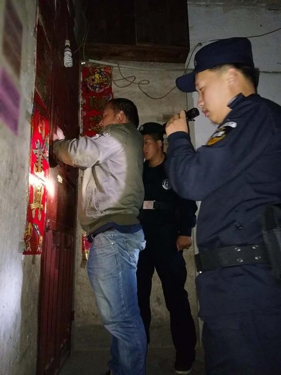 都匀市粗心妈妈误将幼女锁家中 